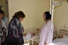 Кметът на Ловеч раздаде подаръци на родилки за Бабинден