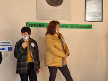 Служители на библиотеката в Ловеч излязоха на протест под мотото "Стресни се, племе закъсняло!"