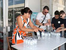 Служители на община Видин раздават безплатно минерална вода