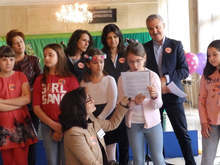 Кметът на Монтана Златко Живков чете пред деца разказ на Йордан Радичков