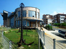 Музеят в Ахтопол получи като дарение горна част на реликварий, върху който са представени трима светци