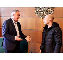 Кметът на Плевен днес награди победителят, извадил кръста на Богоявление