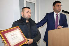 На първата общинска сесия в Димитровград наградиха охранителя, спасил хора от горящо общежитие
