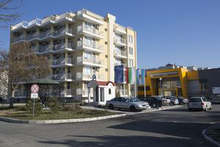 Ученици от Художествената гимназия в Пловдив поставят картини в болнични стаи