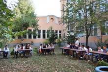 В класни стаи на открито започна първият учебен ден в част от великотърновските училища