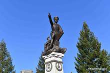 Бетонната фигура на Паметника на Шести артилерийски полк в Сливен е подменена с месингова реплика