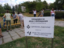 С лични средства обновиха пейките около новоизграждаща се детска площадка за деца с увреждания в Разград