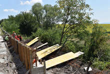 Укрепва се платното на пътя за Трън