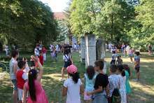 В Плевен със забавления, които учат децата на дистанция и лична хигиена, започна фестивалът "Шарено петле"