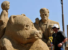 Пет хиляди и шестстотин тона пясък са доставени за изработката на пясъчните фигури в Бургас