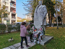 В Плевен и без официален ритуал граждани почитат будителите с цветя пред паметника на Вазов