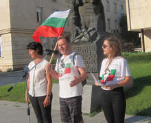 Участниците в националния поход "По стъпките на Апостола" се поклониха пред паметника на Левски в Плевен