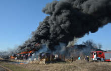 Десетки коли са обхванати от пожар в автоморга в Хасково