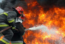 Склад за строителни материали, автомобил и покривът на железопътната гара в Айтос са изгорели при пожар