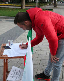 В Плевен млади родители протестираха тази вечер срещу онлайн обучението на децата им