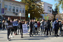 Собственици на заведения и граждани излязоха на протест в Ловеч срещу зелените сертификати и високите цени на електроенергията