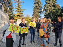 Родители и учители от Велико Търново протестираха срещу принудителното тестване на деца и въвеждането на зелени сертификати