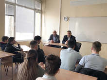 Евродепутатът Емил Радев се срещна сученици от Първа езикова гимназиявъв Варна