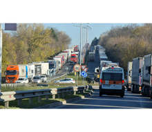 Около 10 км е опашката от камиони на ГККП "Дунав мост" при Русе; шофьори чакат повече от 12 часа