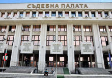 Близки на убито момиче се събраха  пред Апелативния съд в Бургас с искане магистратите да потвърдят наложената на убиеца присъда "доживотен затвор"