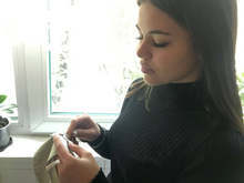 Ученици от Търговище изработват ръчно бродирани с български шевици предпазни маски