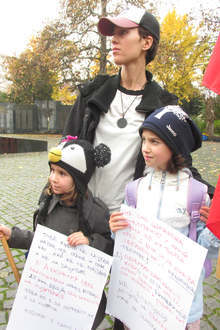 Протест против ваксините и тестовете за деца за COVID - 19 направиха родители в Силистра