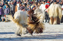 В първия ден от новата година с кукерския карнавал "Старчевата" в Разлог ще гонят злите духове