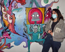 Млада художничка изрисува със стенописи входа на театъра "Иван Димов" в Хасково