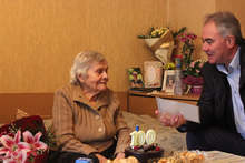 Кметът на Плевен е поздравил столетница от града