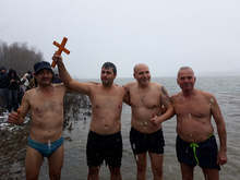 За втори път 37-годишният Явор Парушев извади богоявленския кръст от ледените води на река Дунав в Свищов