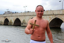 За пети пореден път млад мъж спасява кръста в Свиленград