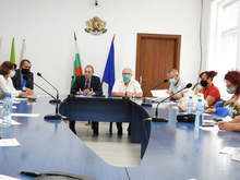 Приложението на противоепидемичните мерки при масови събития са обсъждали ресторантьори и областният управител на Търговище