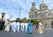 С литургия, шествие, концерти и заря Варна чества празника си