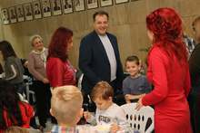 "Приказна работилница" с коледна фотокабина зарадва децата във Велико Търново