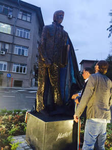 Стотици приятели и почитатели на Никола Манев се събраха тази вечер на откриването на паметника му в Чирпан