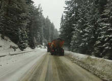 Републиканските пътища в районите със снеговалеж се почистват от 885 машини