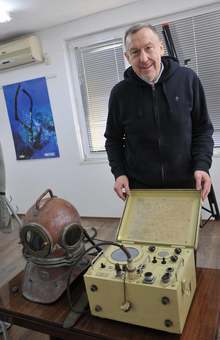 Автентичен подводничарски костюм от 50-те години на миналия век съхраняват водолази в Бургас