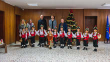 Коледари и сурвакари от ямболска детска градина гостуваха на общината