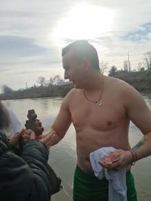 29-годишният Васил Хаджийски извади кръста от ледените води на р. Марица в Пазарджик
