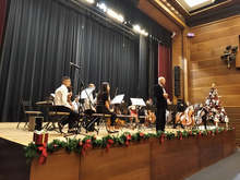 Цигуларят Георги Калайджиев и децата от "Музиката вместо улицата" изнесоха коледен концерт в Сливен