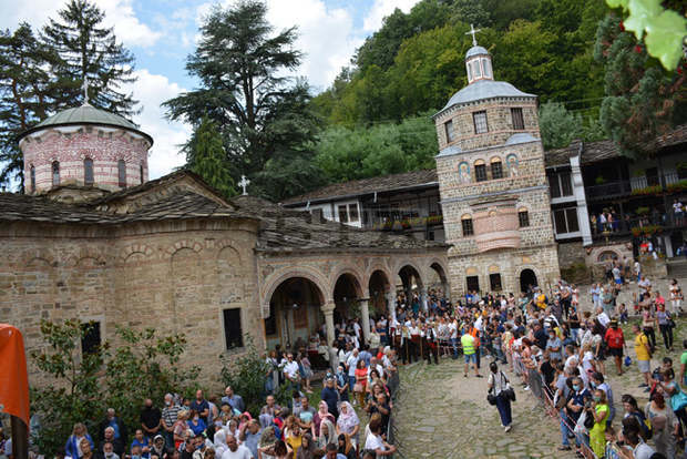 Стотици се поклониха пред чудотворната икона на Пресвета Богородица Троеручица в Троянския манастир