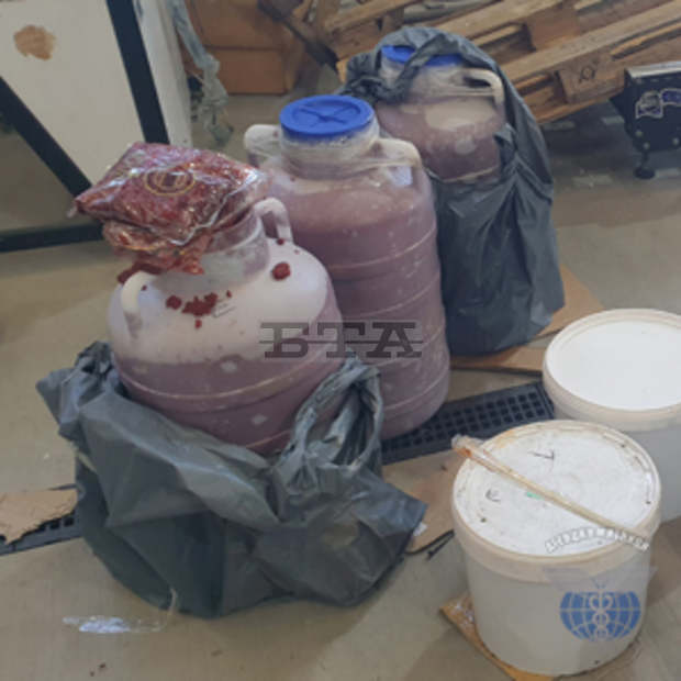 Митничари откриха тютюн за наргиле в бидони с туршия и доматено пюре