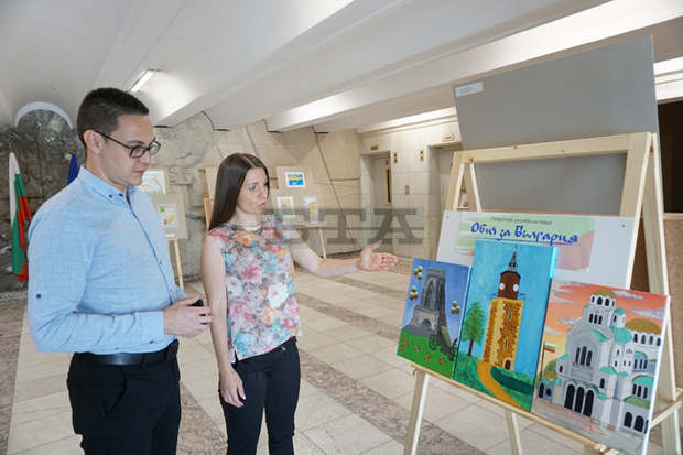 Изложба от рисунки на наши ученици в чужбина гостува в Хасково