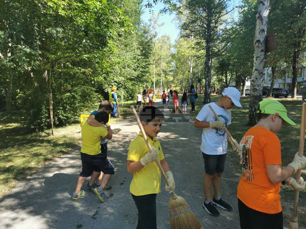Емблематичният за Търговище парк "Борово око" бе почистен съвместно с деца от образователна школа