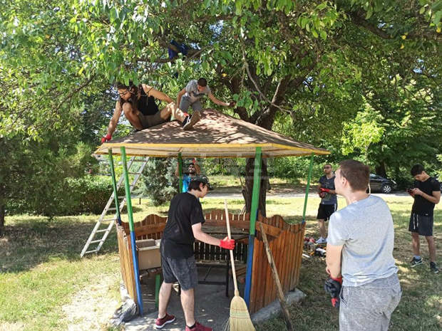 С доброволен труд младежи обновиха беседки в Разград