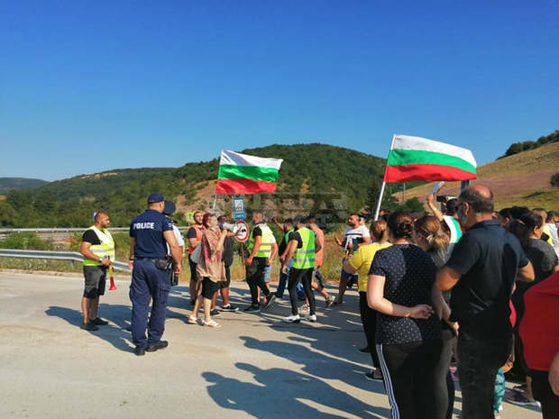 Жители на търговищкото село Вардун протестираха край главния път София - Варна заради воден проблем