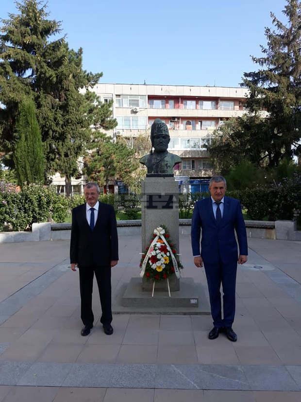 Венец пред паметника на Стефан Караджа в Силистра е поднесъл областният управител