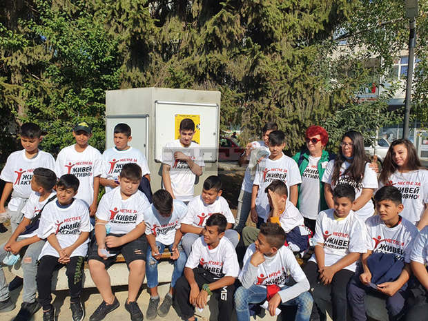 Стотици в Добрич последваха девиза "Живей активно", за да имат децата спортна площадка