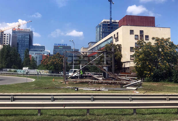 Мегаборд с гигантски размери в местността "Къро" при 7 -ми км на бул. "Цариградско шосе" е свален доброволно