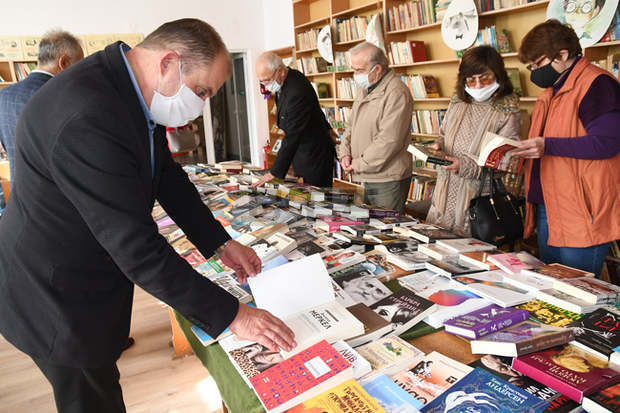 Лили Иванова дари книги от личната си колекция на библиотеката в Кубрат